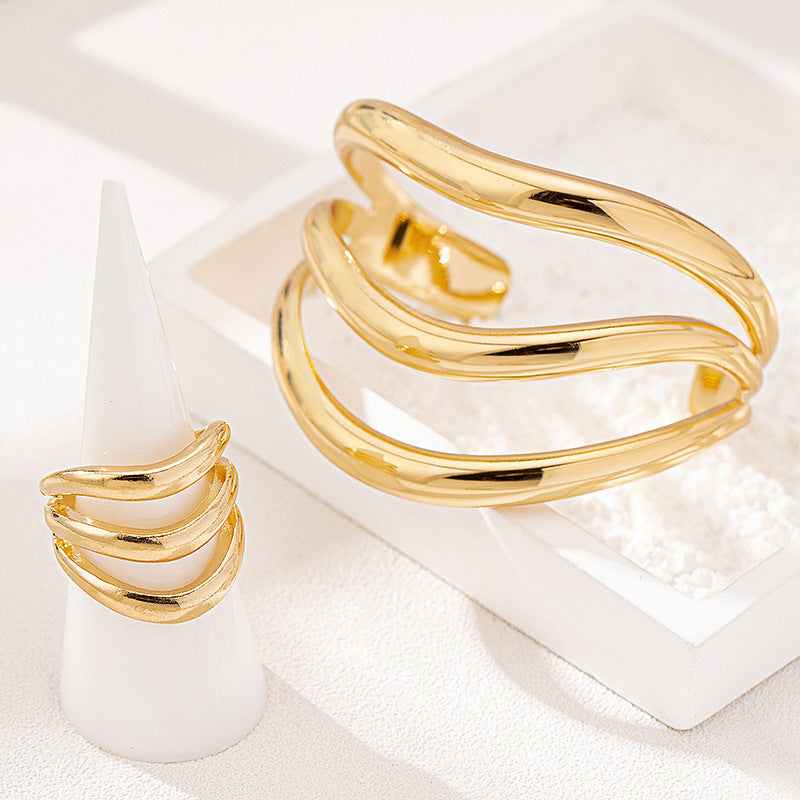 Aurora Glow™ – Luxurious Gold Wave Ring Set