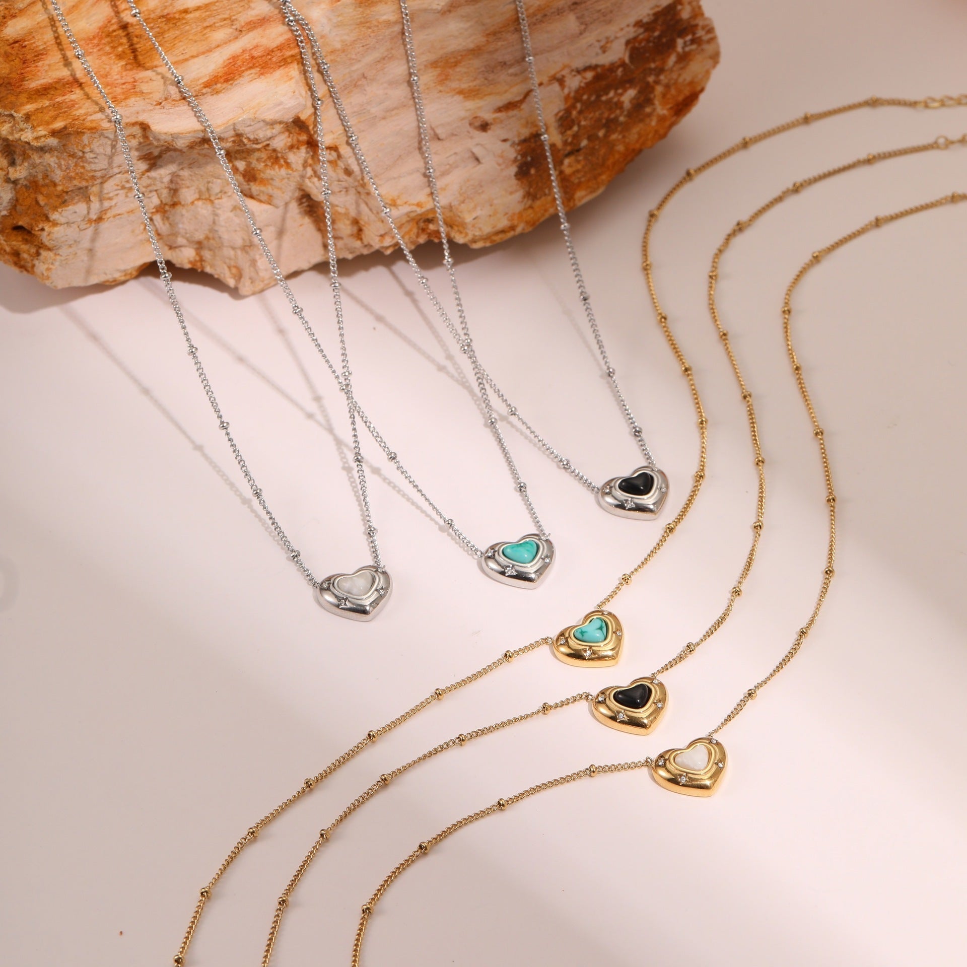 Minimalist Heart Pendant Necklace – Elegant Everyday Jewelry for Women