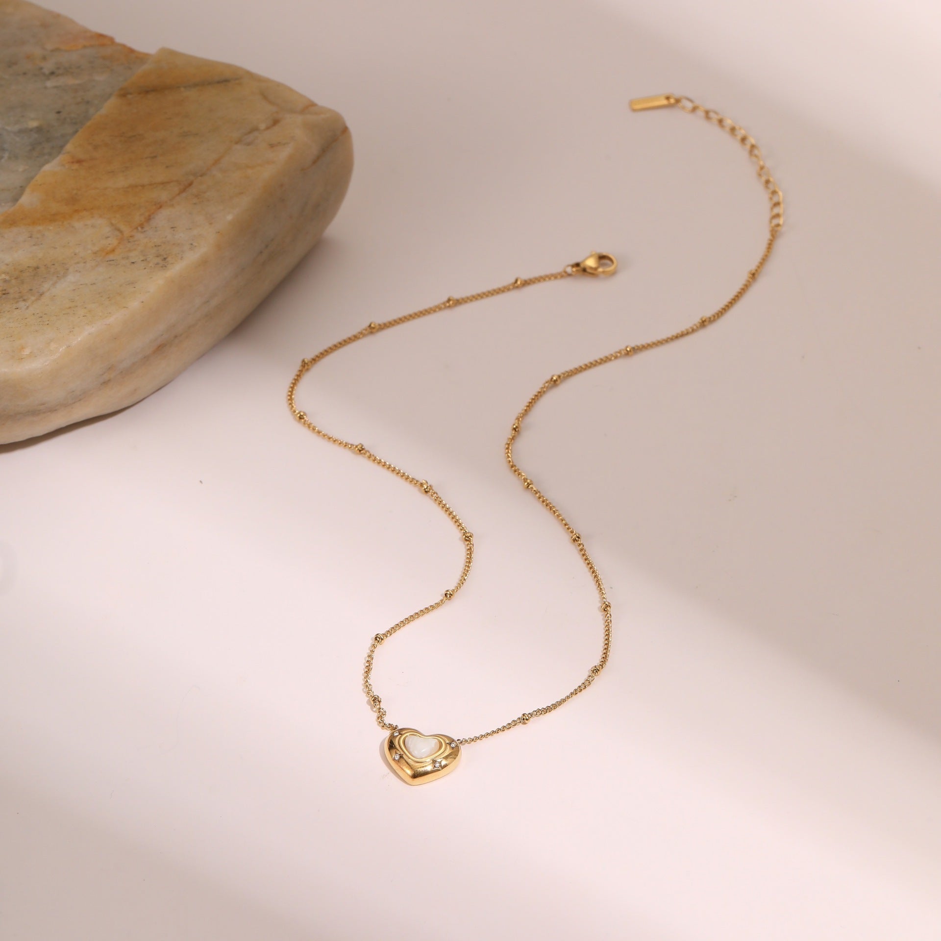 Minimalist Heart Pendant Necklace – Elegant Everyday Jewelry for Women