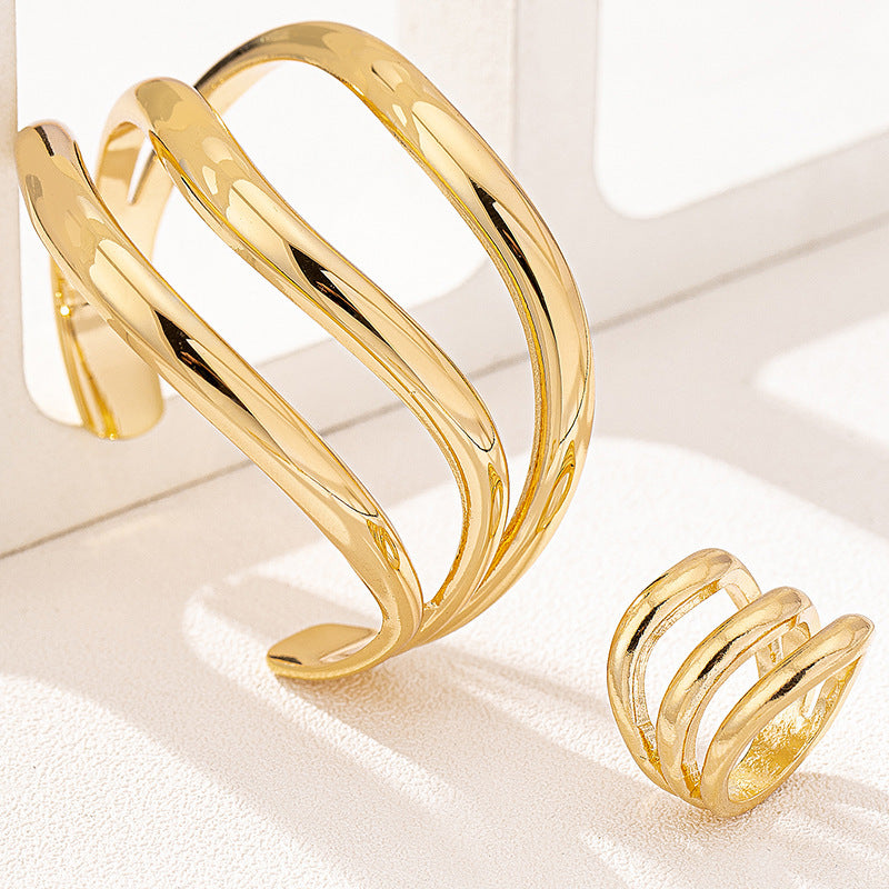 Aurora Glow™ – Luxurious Gold Wave Ring Set