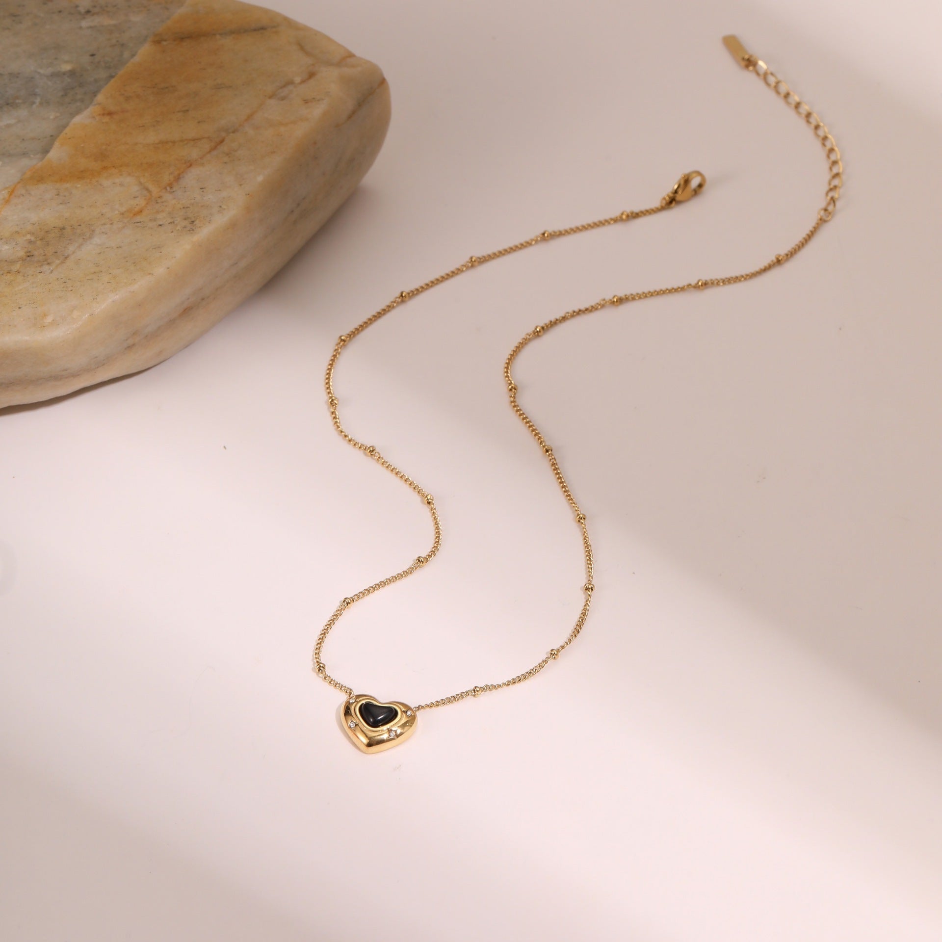 Minimalist Heart Pendant Necklace – Elegant Everyday Jewelry for Women