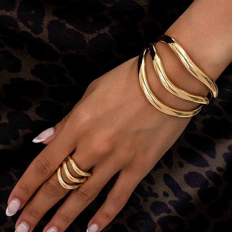 Aurora Glow™ – Luxurious Gold Wave Ring Set